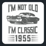 Ich bin nicht alt, ich bin ein klassisches 1955 70 quadratischer aufkleber<br><div class="desc">Ich bin nicht alt,  ich bin ein Klassiker von 1955. Ideal 70. Geburtstagsgeschenk für einen 70 Jahre alten Muscle Car & Automotive Enthusiasten,  die Lieben zu fahren. Retro-Geschenk für Männer,  Frauen,  Vater am Vatertag.</div>