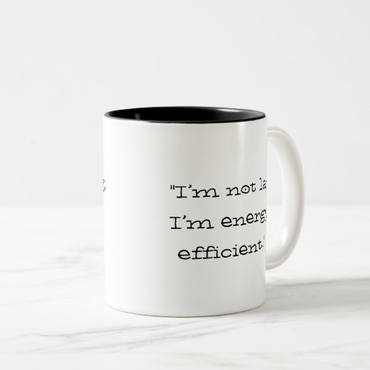 "Ich bin nicht faul, ich bin energieeffizient." Zweifarbige Tasse (VorderseiteRechts)