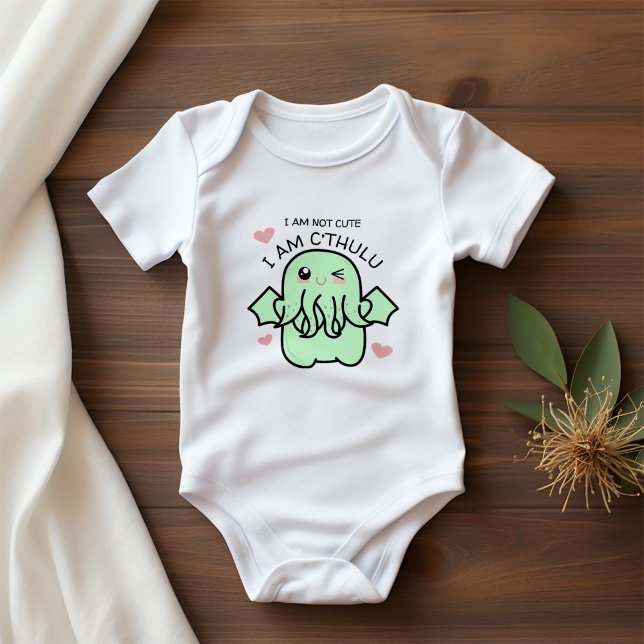 Ich bin nicht Niedlich, dass ich Cthulhu Baby Body Baby Strampler (From the brilliant mind of master horror writer H.P. Lovecraft comes this  Cthulhu baby bodysuit.)