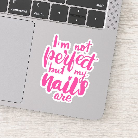 Ich bin nicht perfekt, aber meine Nägel sind Aufkleber (Detail)
