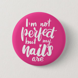 Ich bin nicht perfekt, aber meine Nägel sind Button
