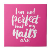 Ich bin nicht perfekt, aber meine Nägel sind Fliese (Vorderseite)