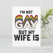 Ich bin nicht schwul, aber meine Ehefrau ist Einladung (Stehend Vorderseite)