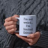 Ich bin nicht seltsam limitierte Auflage lustiger Kaffeetasse