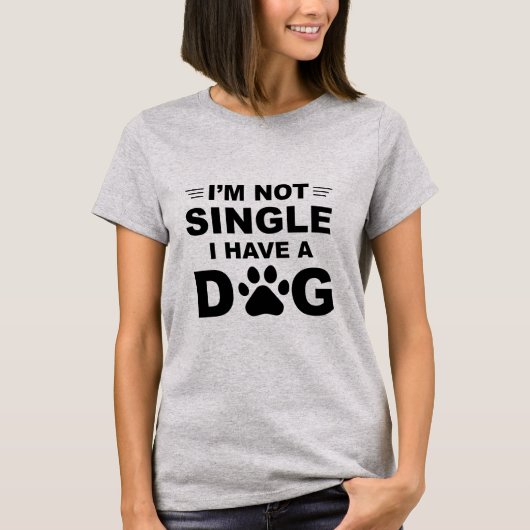 Ich bin nicht Single, den ich einen Hundeshirt T-Shirt (Vorderseite)