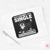 Ich bin nicht Single, ich habe einen Sheepadoodle- Quadratischer Aufkleber (Umschlag)
