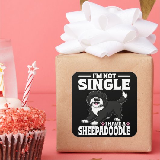 Ich bin nicht Single, ich habe einen Sheepadoodle- Quadratischer Aufkleber (Party)