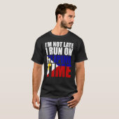 Ich bin nicht zu spät auf Philippinische Zeit Fla T-Shirt (Vorne ganz)