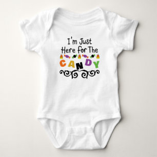 Ich bin nur für die Süßigkeiten hier Baby Strampler