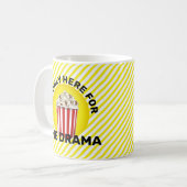 "Ich bin nur hier für das Drama" Eimer Popcorn Kaffeetasse (Vorderseite Links)