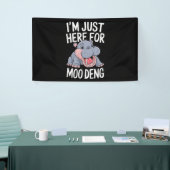Ich bin nur hier für Moo Deng Niedlich Baby Hippo Banner (Messeveranstaltung)