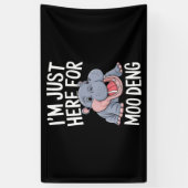 Ich bin nur hier für Moo Deng Niedlich Baby Hippo Banner (Vertikal)