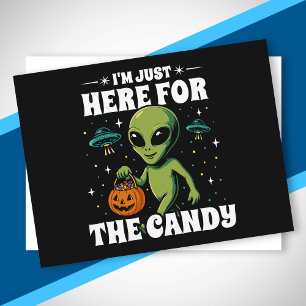 Ich bin nur wegen den Süßigkeiten hier Süßer Alien Feiertagspostkarte