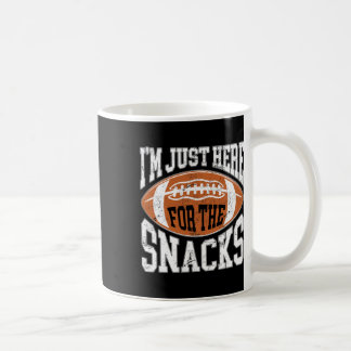 Ich bin nur wegen der Snacks hier Lustige Fußballb Kaffeetasse