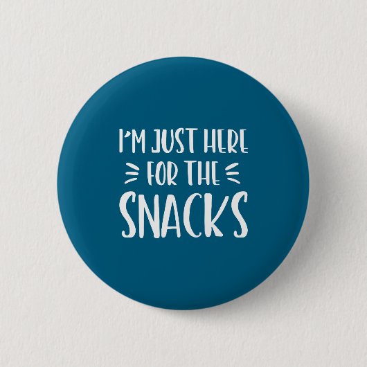 Ich bin nur wegen der Snacks hier Lustiger Spruch  Button (Vorderseite)