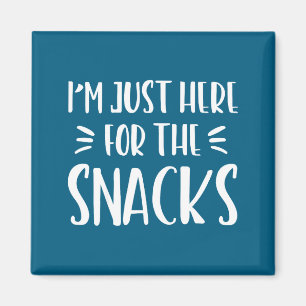 Ich bin nur wegen der Snacks hier Lustiger Spruch Magnet