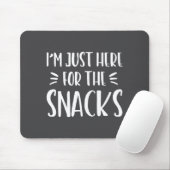 Ich bin nur wegen der Snacks hier Lustiger Spruch Mousepad (Mit Mouse)