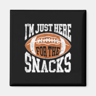 Ich bin nur wegen der Snacks hier Lustiges Fußball Magnet