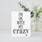 Ich bin ok mit meiner verrückten - Funny Quote Pos Postkarte (Stehend Vorderseite)
