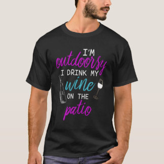 Ich bin Outdoorsy und trinke gerne Wein auf meinem T-Shirt