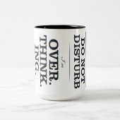 Ich bin Overthinking Zweifarbige Tasse (Mittel)