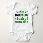 Ich bin Proof My Daddy Got Lucky St. Patrick's Day Baby Strampler (Vorderseite)