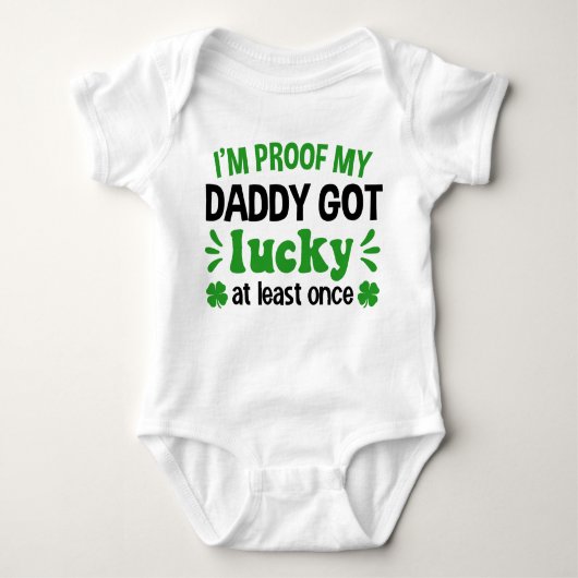 Ich bin Proof My Daddy Got Lucky St. Patrick's Day Baby Strampler (Vorderseite)