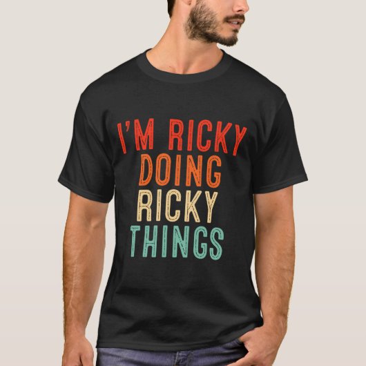 Ich bin Ricky Doing Ricky Things Funny Gifts Weihn T-Shirt (Vorderseite)
