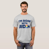 Ich bin Ridin mit Biden 2024 LGBTQ T-Shirt (Vorne ganz)