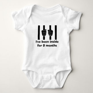Ich bin schon seit 9 Monaten im niedlichen Baby-Sh Baby Strampler