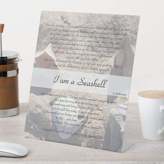 Ich bin Seashell - Schreibtisch 10x12 Stand v1.1 Sockelschild (In Situ)