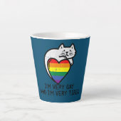 Ich bin sehr schwul und sehr müde lustige LGBT Kat Milchtasse (Vorderseite)