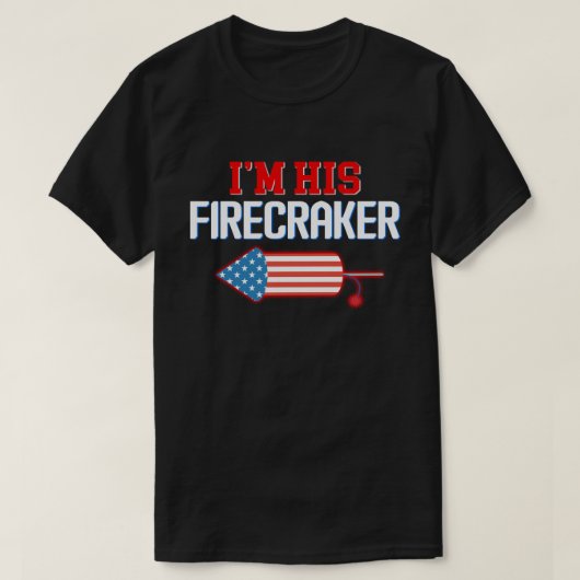 Ich bin sein Firecracker Matching Couple 4. Juli T T-Shirt (Design vorne)