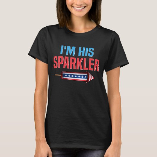 Ich bin sein Sparkler, der ihr den 4. Juli passt T-Shirt (Vorderseite)