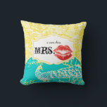 Ich bin seine Frau Red Lips Vintag Floral Peacock Kissen<br><div class="desc">Ich bin seine Frau Red Lips Lemon Zest Gelb und Türkis Aqua und Red Vintagen asiatischen Peacock Floral Damask Muster Inspiriert. Sie können dieses Kissen personalisieren, um zu sagen, was Ihnen gefällt, oder die bestehende Frau für die Ehefrau/Braut verwenden oder zwei für jeden Mr. & Mrs. Newlyweds kaufen. Das zweite...</div>