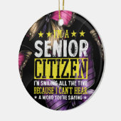 Ich bin Senior Citizen und lächle die ganze Zeit Keramik Ornament (Links)