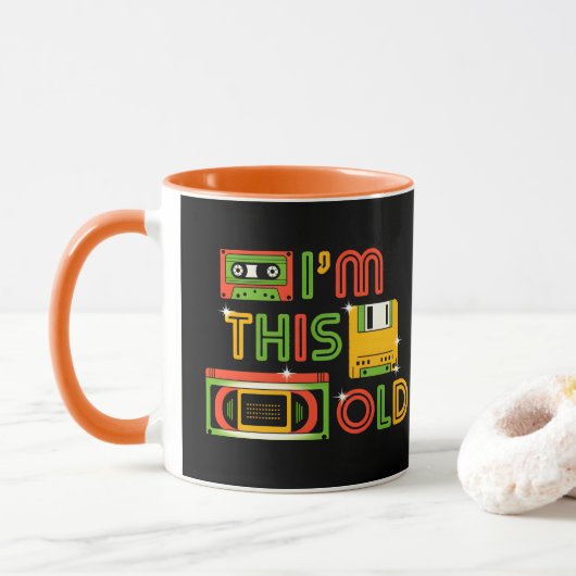 Ich bin so alt Retro-Tech Tasse (Mit Donut)
