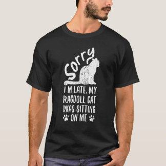 Ich bin spät dran, meine Ragdoll-Katze saß auf mir T-Shirt