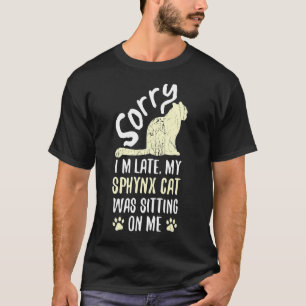 Ich bin spät dran, meine Sphynx-Katze saß auf mir  T-Shirt