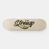 Ich bin stark in Jesus Black und Gold Skateboard (Horizontal)