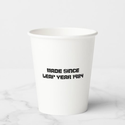 Ich bin technisch gesehen... Jahre alt Leap Year B Pappbecher (Rückseite)