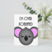 Ich bin über Koalafied - Funny Koala Animal Pun Postkarte (Stehend Vorderseite)