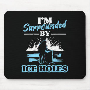 Ich bin umgeben von Eislöchern beim Fischen Mousepad