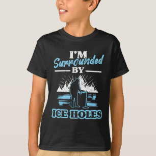 Ich bin umgeben von Eislöchern beim Fischen T-Shirt