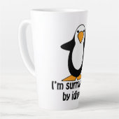 Ich bin umgeben von Idioten Funny Pinguin Cartoon Milchtasse (Linke Ecke)