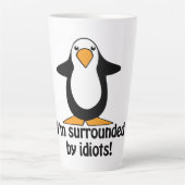 Ich bin umgeben von Idioten Funny Pinguin Cartoon Milchtasse (Vorderseite)