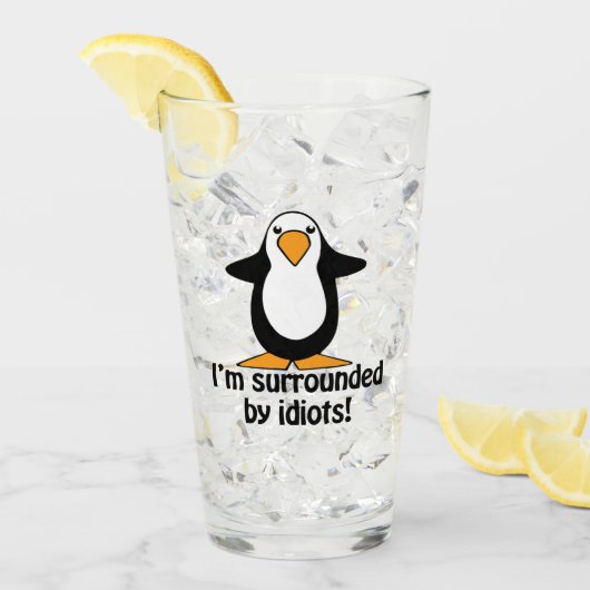 Ich bin umgeben von Idioten Funny Pinguin Glas (Vorderseite Ice)