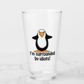 Ich bin umgeben von Idioten Funny Pinguin Glas (Vorderseite)