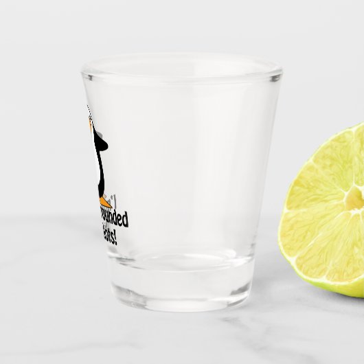Ich bin umgeben von Idioten Funny Pinguin Schnapsglas (Rechts)