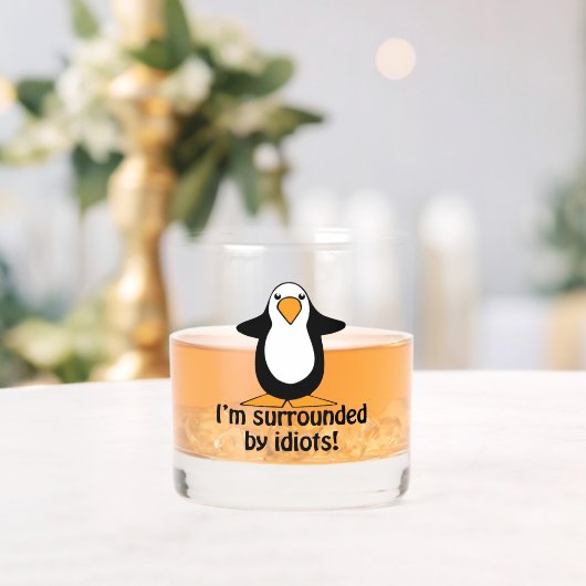 Ich bin umgeben von Idioten Funny Pinguin Whiskyglas (Insitu (Hochzeit))